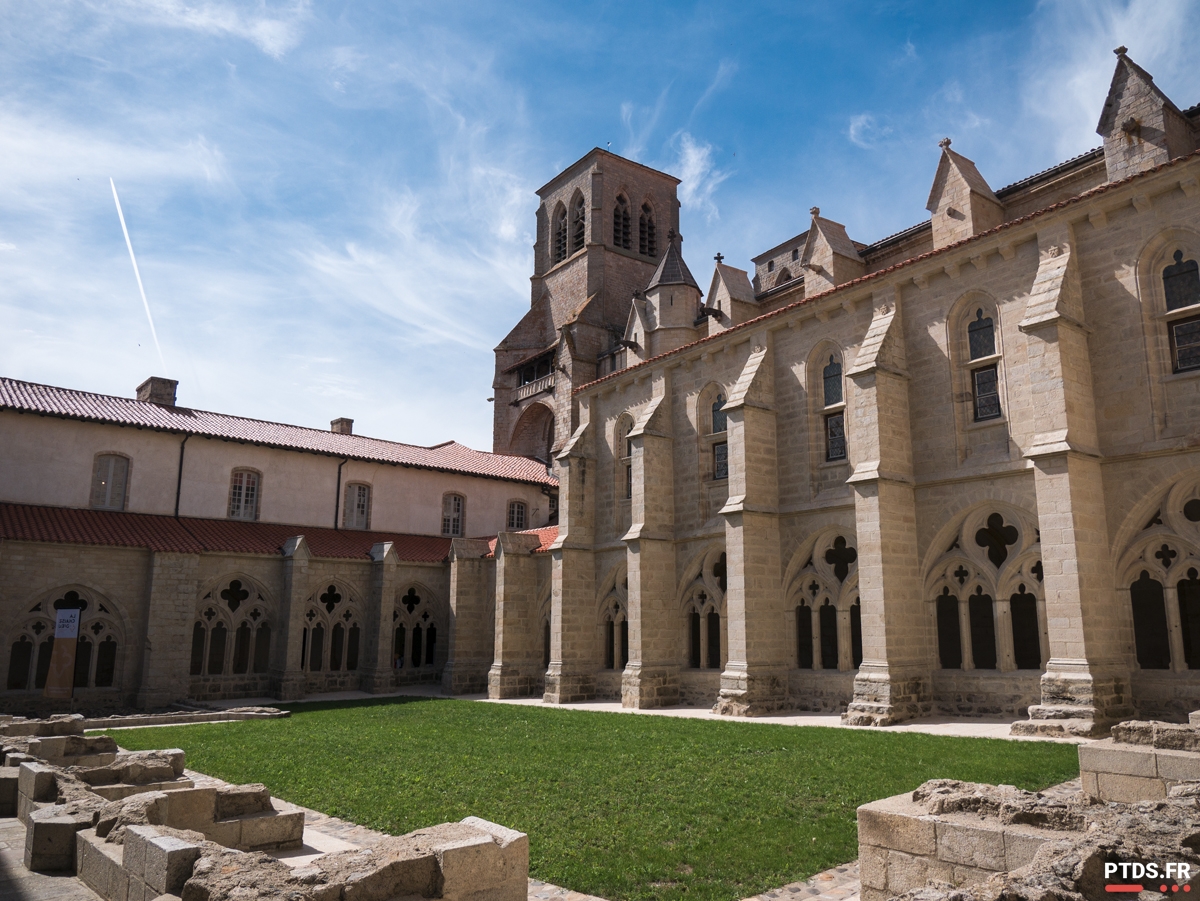 Vacances en Haute-Loire : l'Abbaye de la Chaise Dieu.